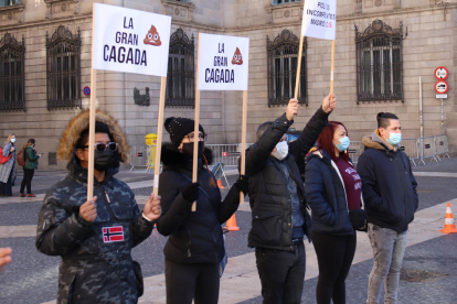 Imatge de la protesta a la plaça Sant Jaume de Barcelona amb un cubell simbòlic d’excrements.