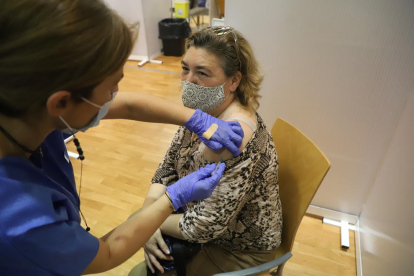 Una mujer recibe la vacuna en el pabellón Onze de Setembre.