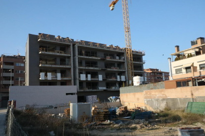 Imagen de archivo de nuevas viviendas en construcción en Lleida ciudad.
