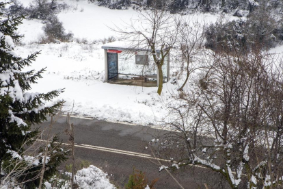 La parada del transporte escolar en Cabestany, también rodeada de nieve. 