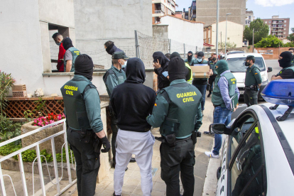 Varios de los detenidos en Balaguer el pasado 25 de mayo durante uno de los registros. 