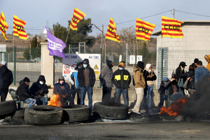 El fuego de una barricada del piquete de CCOO en el acceso al matadero de Avidel de Lleida, con motivo de la huelga convocada.