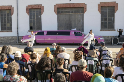 Entre la rebel·lia i la impotència - L’espectacle Container, de la jove companyia de Tàrrega Emília Gargot, mostra a l’espectador la rebel·lia i la impotència que pateixen molts joves enganxats a modes que els converteixen en éssers soli ...