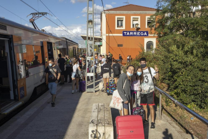 Entre la rebeldía y la impotencia  -  El espectaculo Container, de la joven compañía de Tàrrega Emília Gargot, muestra al espectador la rebeldía y la impotencia que sufren muchos jóvenes enganchados a modas que los convierten en seres solita ...