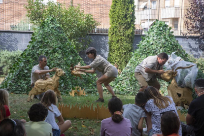 Entre la rebel·lia i la impotència - L’espectacle Container, de la jove companyia de Tàrrega Emília Gargot, mostra a l’espectador la rebel·lia i la impotència que pateixen molts joves enganxats a modes que els converteixen en éssers soli ...