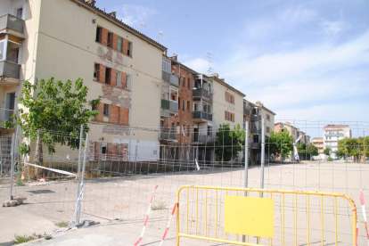 Los bloques B y D del Sant Isidori, ante el solar donde se ubicaban los bloques A y C. 