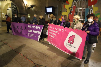 Marea Lila va celebrar ahir la marxa número 40 contra els feminicidis, en què va participar Dona Balàfia.