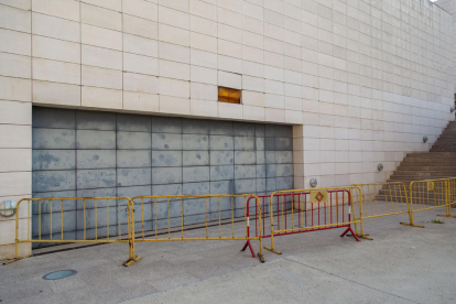 Vista ahir d’una de les façanes del Museu de Lleida que es reformaran, amb tanques protectores.