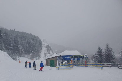 La nieve bajó hasta los 900 metros y cuajó en poblaciones como Vilaller, en la foto, o Esterri d’Àneu, en el Pallars Sobirà.