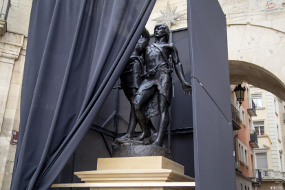 La estatua se colocó ayer a primera hora de la mañana frente al Arc del Pont y se cubrió con paneles negros y una lona a la espera de que se descubra hoy por la tarde.