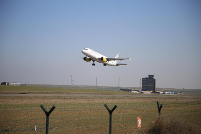 Uno de los aviones de Vueling, ayer en las instalaciones del aeropuerto de Alguaire.