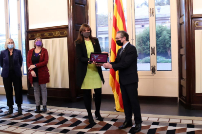 El conseller d'Economia i Hisenda, Jaume Giró, entregant el Projecte de llei de pressupostos de la Generalitat de Catalunya per al 2022 a la presidenta de la Cambra, Laura Borràs.