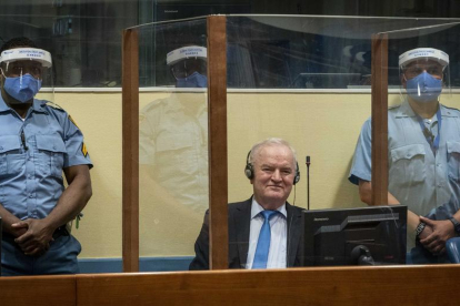 El general serbobosnio Radko Mladic escucha la lectura de la ratificación de su cadena perpetua.
