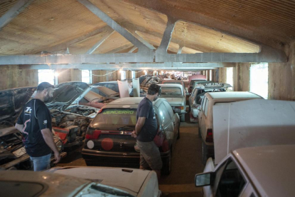 Josep Vilaplana, al magatzem on guarda els cotxes que col·lecciona.