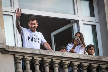 Leo Messi ya lució ayer la camiseta de su nuevo club, el PSG.