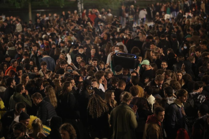 Varios jóvenes celebran el fin de toque de queda en Barcelona.