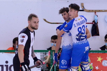 Sergi Folguera abraza a Bruno tras marcar el galo el empate.