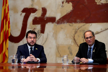El presidente de la Generalitat, Quim Torra, y su vicepresidente y conseller de Economía, Pere Aragonès, durante la reunión extraordinaria del Govern de este viernes.
