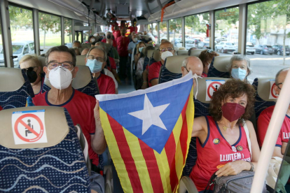 Unas 180 personas salen de la ciudad de Lleida en autocares para participar en la manifestación de la Diada en Barcelona