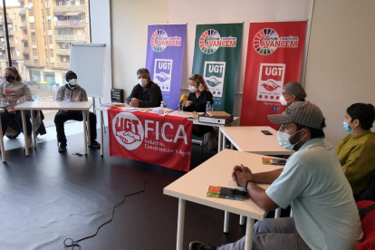 Perelló i Buil, dirigents d’UGT-FICA, amb treballadors de l’escorxador de Mollerussa, ahir a Lleida.