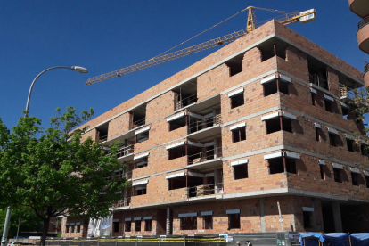 Imatge de construcció d’habitatges a Lleida.