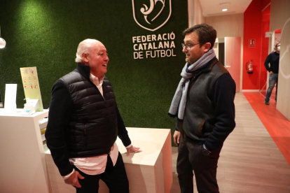 El president de la Catalana, Joan Soteras, conversa amb Josep Maria Espasa, delegat a Lleida.