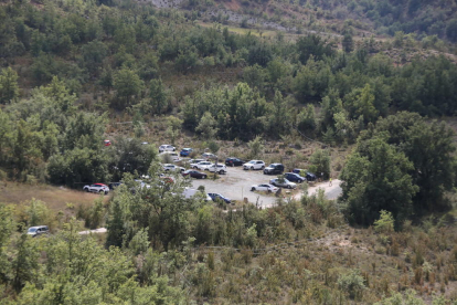 Senderistas inician el recorrido de Mont-rebei desde el parking de La Masieta.