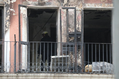 Especialistas de Mossos ayer durante la inspección a la casa que se incendió en Balaguer. 
