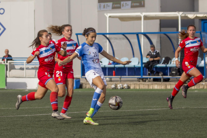 Alexandra Taberner conduce el balón en el partido del pasado 31 de octubre ante el Espanyol.