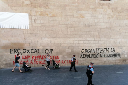 La fachada del IEI amaneció ayer con mensajes contra los partidos independentistas, coincidiendo con la celebración de la Diada. 