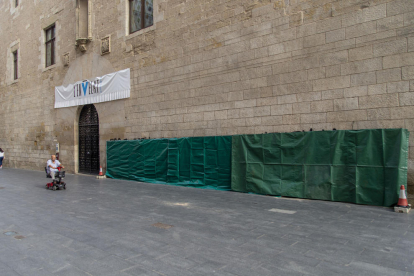La façana de l’IEI va aparèixer ahir amb missatges contra els partits independentistes, coincidint amb la celebració de la Diada.