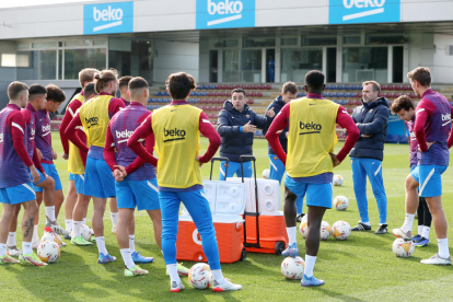 El técnico, junto a Laporta, saludando a Ansu Fati.