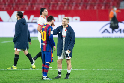 Messi saluda al también argentino ‘Papu’ Gómez.