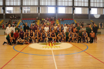 Foto de familia de todos los participantes en el homenaje a Josep Sabanés, referente del baloncesto de Balaguer.