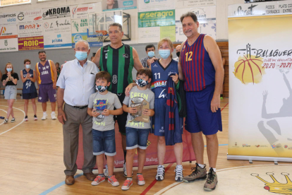 Foto de familia de todos los participantes en el homenaje a Josep Sabanés, referente del baloncesto de Balaguer.