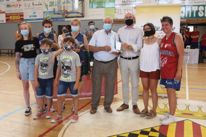 Foto de família de tots els participants en l’homenatge a Josep Sabanés, referent del bàsquet de Balaguer.