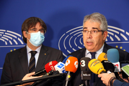 L’exconseller Francesc Homs, ahir al costat de Carles Puigdemont al Parlament Europeu.