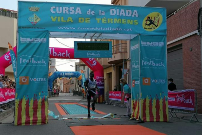 Los participantes del ‘plogging’ con la basura recogida.