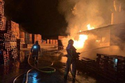 El incendio en una industria de madera en Artesa de Segre.