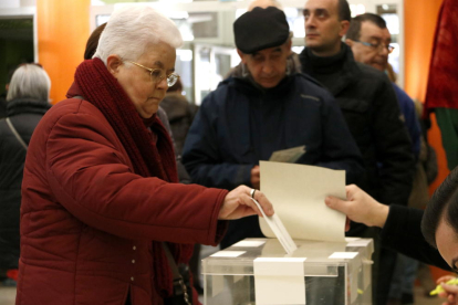 Imágenes como estas de catalanes votando podrían retrasarse hasta el mes de mayo o junio.