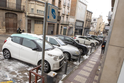 Imagen de un poste donde estaba instalado un parquímetro.