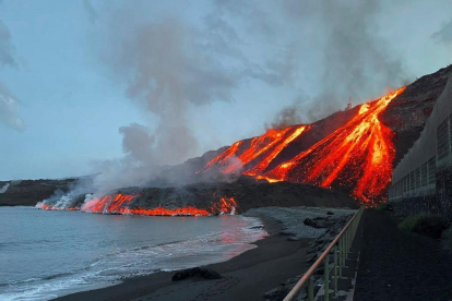 VÍDEO: La lava arriba al mar a la platja de Los Guirres