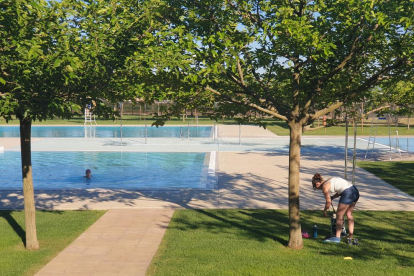 Sort abre sus piscinas en horario de tarde (izquierda) mientras que Alcarràs las ha abierto por primera vez desde 2019.