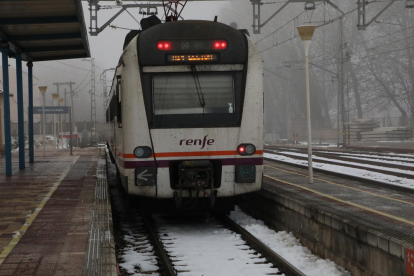 Uno de los trenes de la línea de la costa que ayer paró en la estación de Les Borges Blanques.