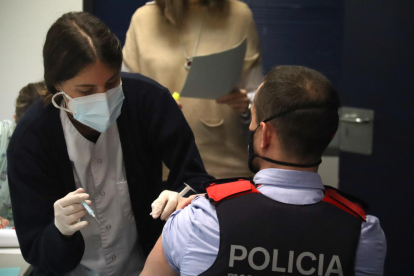 Un centenar de mossos de la comisaría de la Seu d'Urgell reciben la primera dosis de la vacuna