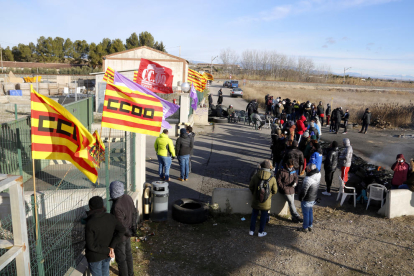 Pla general del piquet de CCOO que ha barrat el pas a l'accés a l'escorxador Avidel de Lleida amb motiu de la vaga.