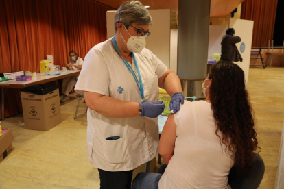Salut va vacunar ahir empleats de la campanya de la fruita a Lo Casino d’Alcarràs.