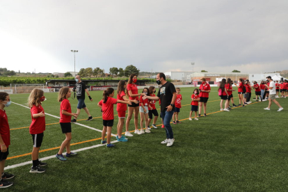 Lluís Cortés saluda les nenes i els nens del futbol base de la UE Alpicat.