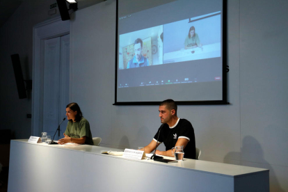 L'atleta Kilian Jornet (en pantalla); Emma Rojas, de Ramaderes de Catalunya; i Bernat Lavaquiol, portaveu de la Plataforma Stop JJOO, en roda de premsa a Barcelona aquest dijous.