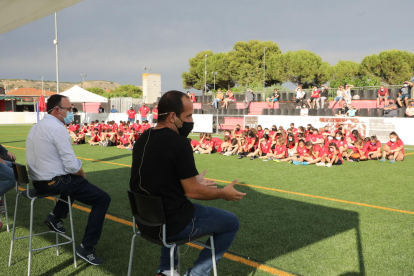 Lluís Cortés saluda les nenes i els nens del futbol base de la UE Alpicat.